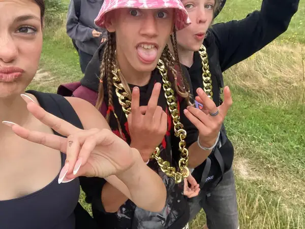 Teenageři selfie na táboře