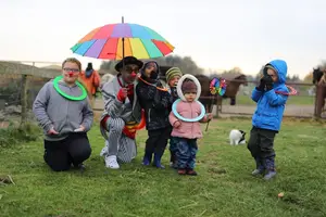 Klaun s malými dětmi