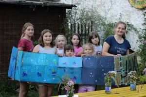 Děti s malovanými kartony