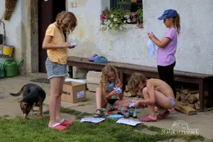 Batikování venku se psem