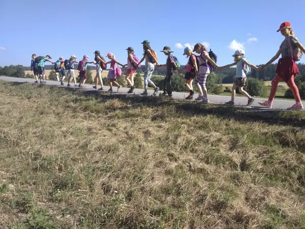 Školní třída na výletě v přírodě u statku