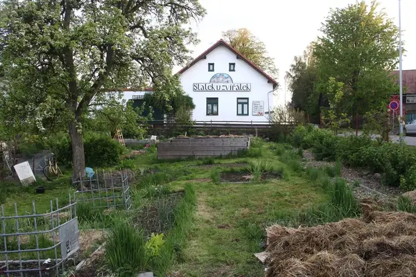 Zahrada a budova Statek u zvířátek