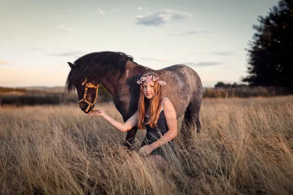 Kaštan – hnědý poník, 110 cm, s dívkou v poli