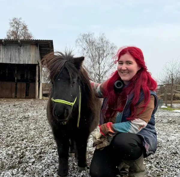 Anička – spolubydlící na statku, pravá ruka Štěpánky