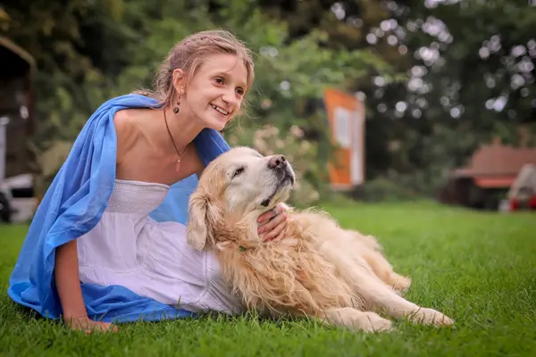 Oliver – zlatý retrívr, 11 let, zachráněný pes mazlící se s dívkou