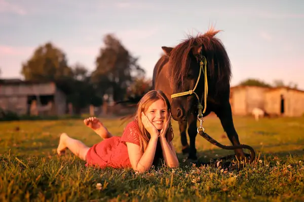 Borůvka – nejmenší poník statku, 90 cm, mazlí se s dívkou