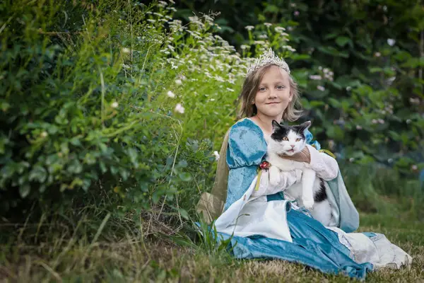 Flek – strakatá kočka mazlící se s dívkou