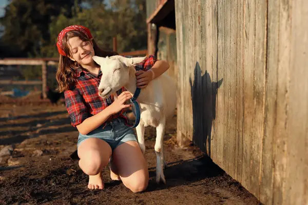 Bára – starší koza, dívka ji hladí