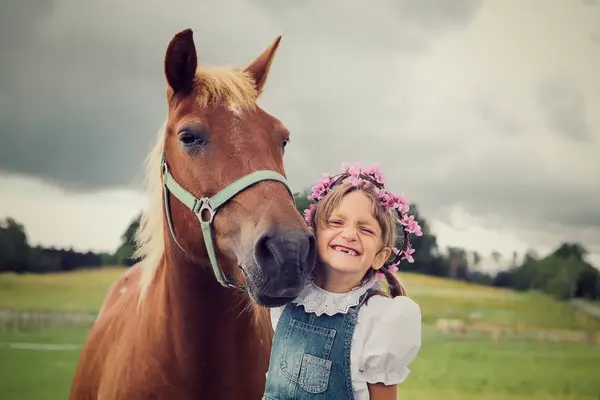 Rozárka – huculka, 140 cm, temperamentní jezdkyně s dívkou