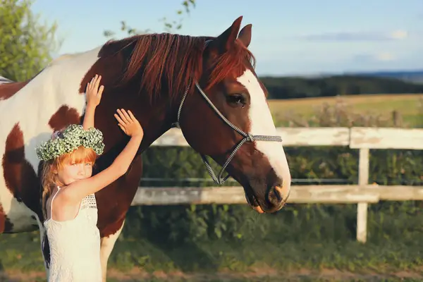 Spoty – strakatý kůň, 150 cm, plyšák statku s dívkou na hřbetě