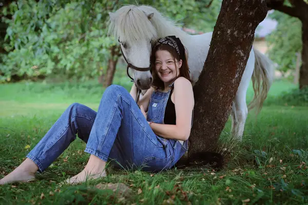 Vilík – bílý poník, 100 cm, s dívkou u stromu